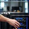 Tecnico installa modem in ufficio moderno