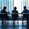 Ingegneri discutono progetti di rete